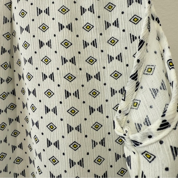 Dex Sleeveless Collared Button Down Casual with Geometric Print and Gold Accents - Picture 16 of 17